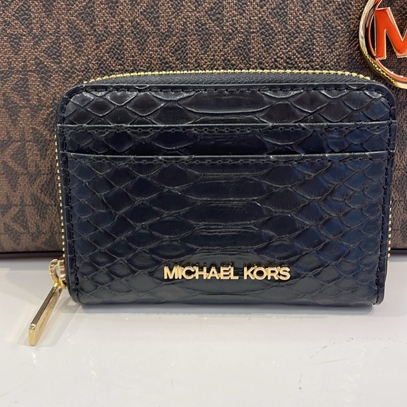 Michael Kors Women Medium Zip Around Card Case Coin Pouch Wallet Black 
NWT - Picture 11 of 16